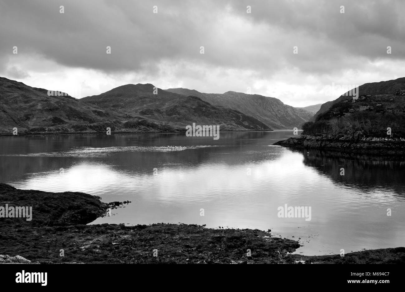 Côte Nord 500 - Loch Glendhu à marée basse, vu de Kylesku sur un ton calme et jour nuageux, Sutherland, Highlands, Scotland UK Banque D'Images