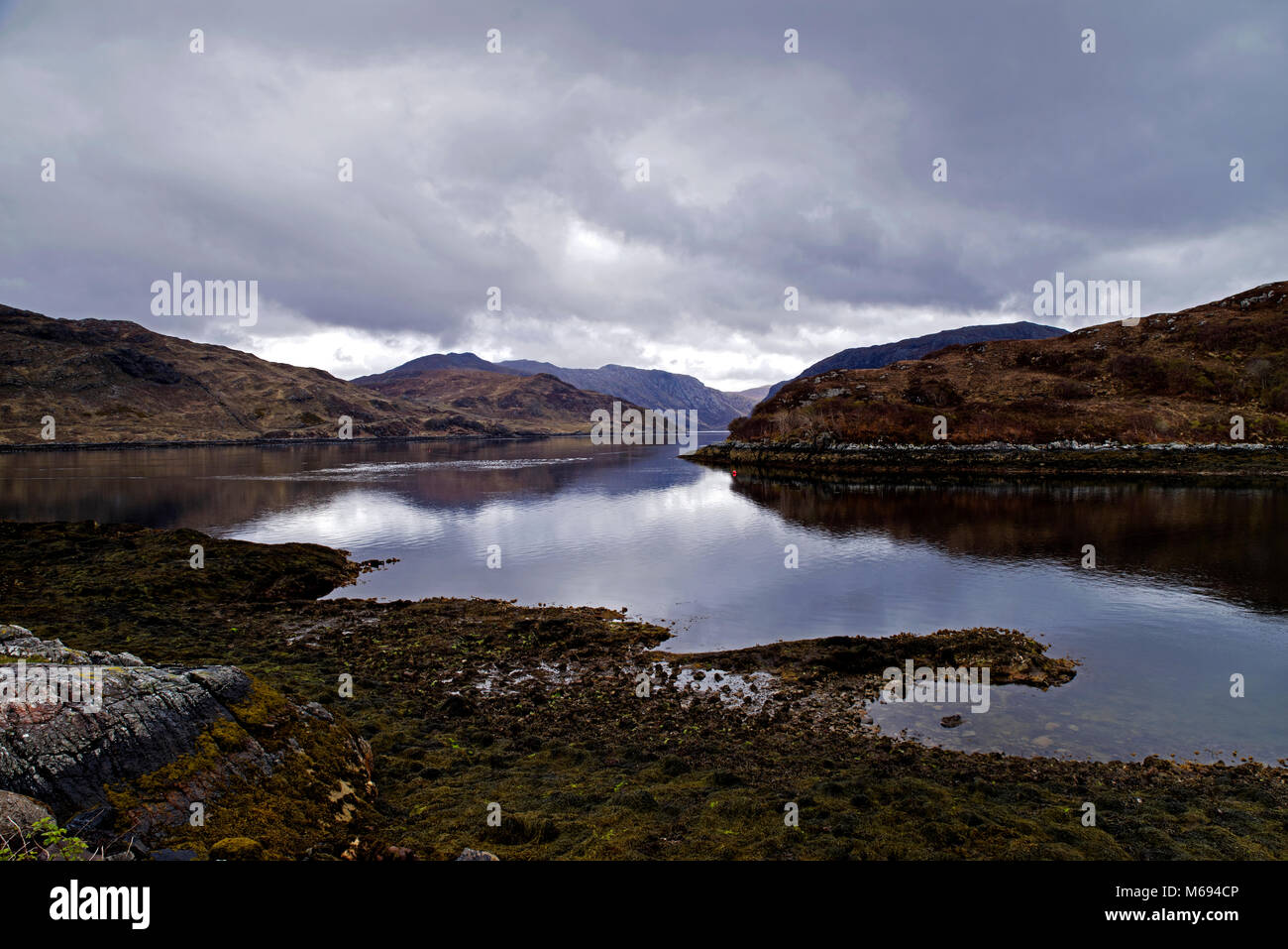 Côte Nord 500 - Loch Glendhu à marée basse, vu de Kylesku sur un ton calme et jour nuageux, Sutherland, Highlands, Scotland UK Banque D'Images