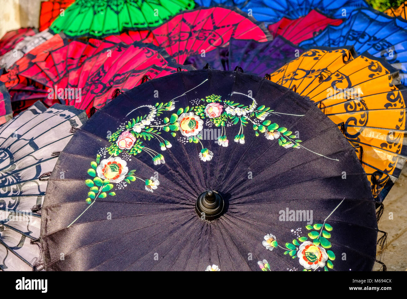 Parapluies, parasols colorés, en bambou et tissu, sont fabriqués dans de petits ateliers Banque D'Images