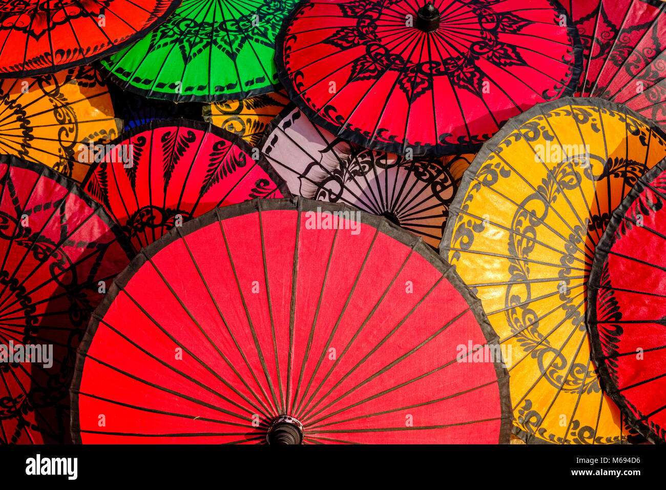 Parapluies, parasols colorés, en bambou et tissu, sont fabriqués dans de petits ateliers Banque D'Images