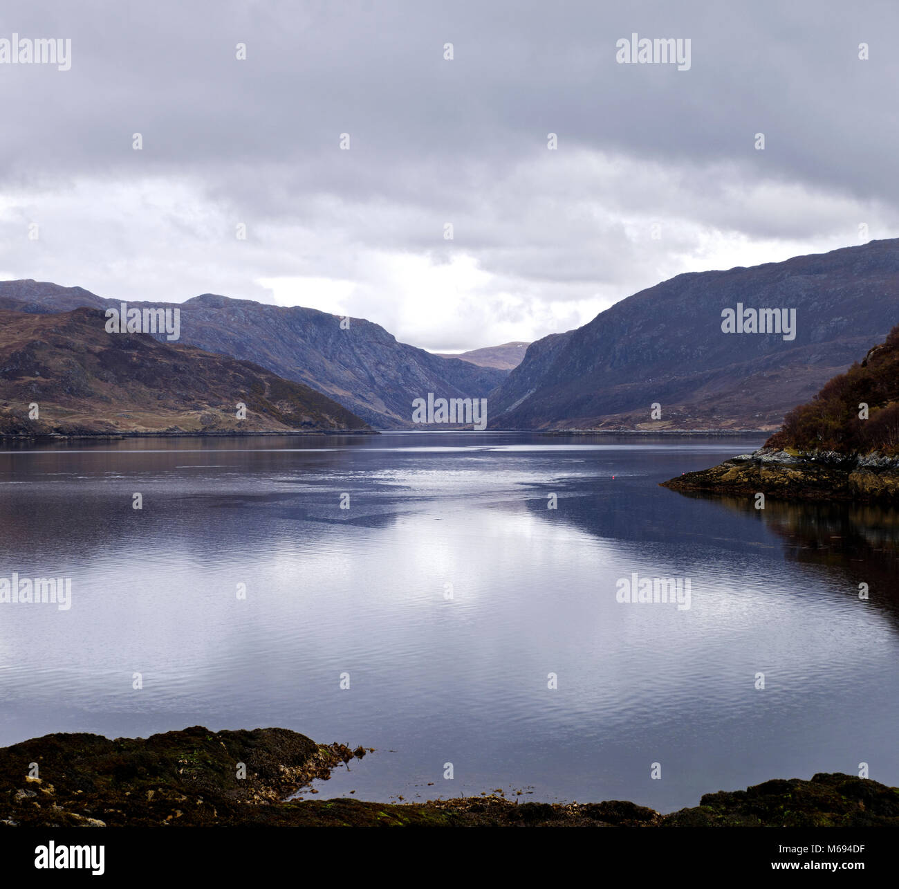 Côte Nord 500 - Loch Glendhu à marée basse, vu de Kylesku sur un ton calme et jour nuageux, Sutherland, Highlands, Scotland UK Banque D'Images