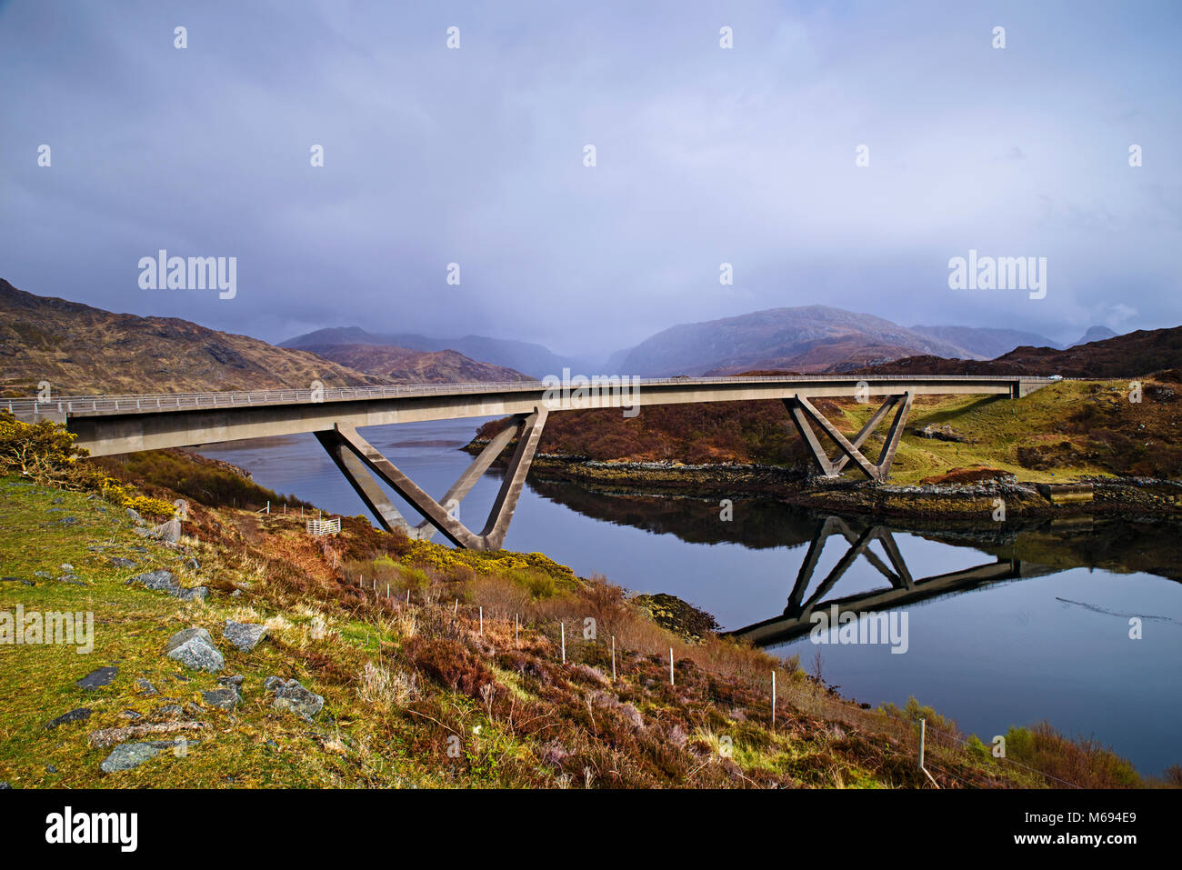 Côte Nord 500 - Le pont routier à Kylesku portant l'un sur Caolas Cumhann984, par le Loch a' Chairn Bhain, Sutherland, Highlands, Scotland Banque D'Images
