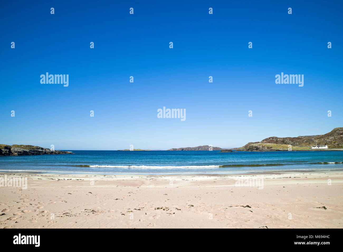 Ciel bleu profond et calme à la mer la belle plage de sable à Clashnessie Bay, Assynt, sur la côte nord, route 500 Sutherland, Highlands écossais au Royaume-Uni. Banque D'Images