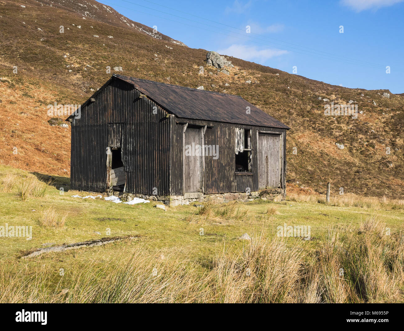 Ancien hangar en tôles ondulées à Glen Cannich, Ecosse, Royaume-Uni Banque D'Images
