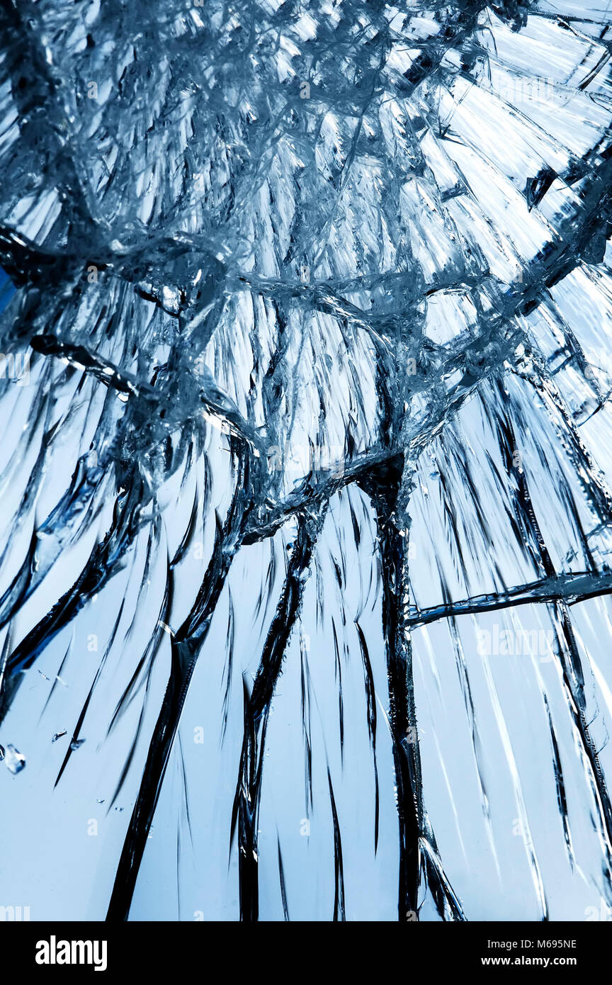 Fond miroir texturé couvert de petites et grandes fissures et éclats Banque D'Images