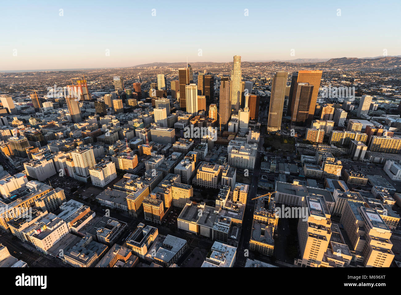 Los Angeles, Californie, USA - 20 février 2018,m : Tôt le matin vue aérienne de rues et bâtiments dans le noyau urbain du centre-ville de LA. Banque D'Images