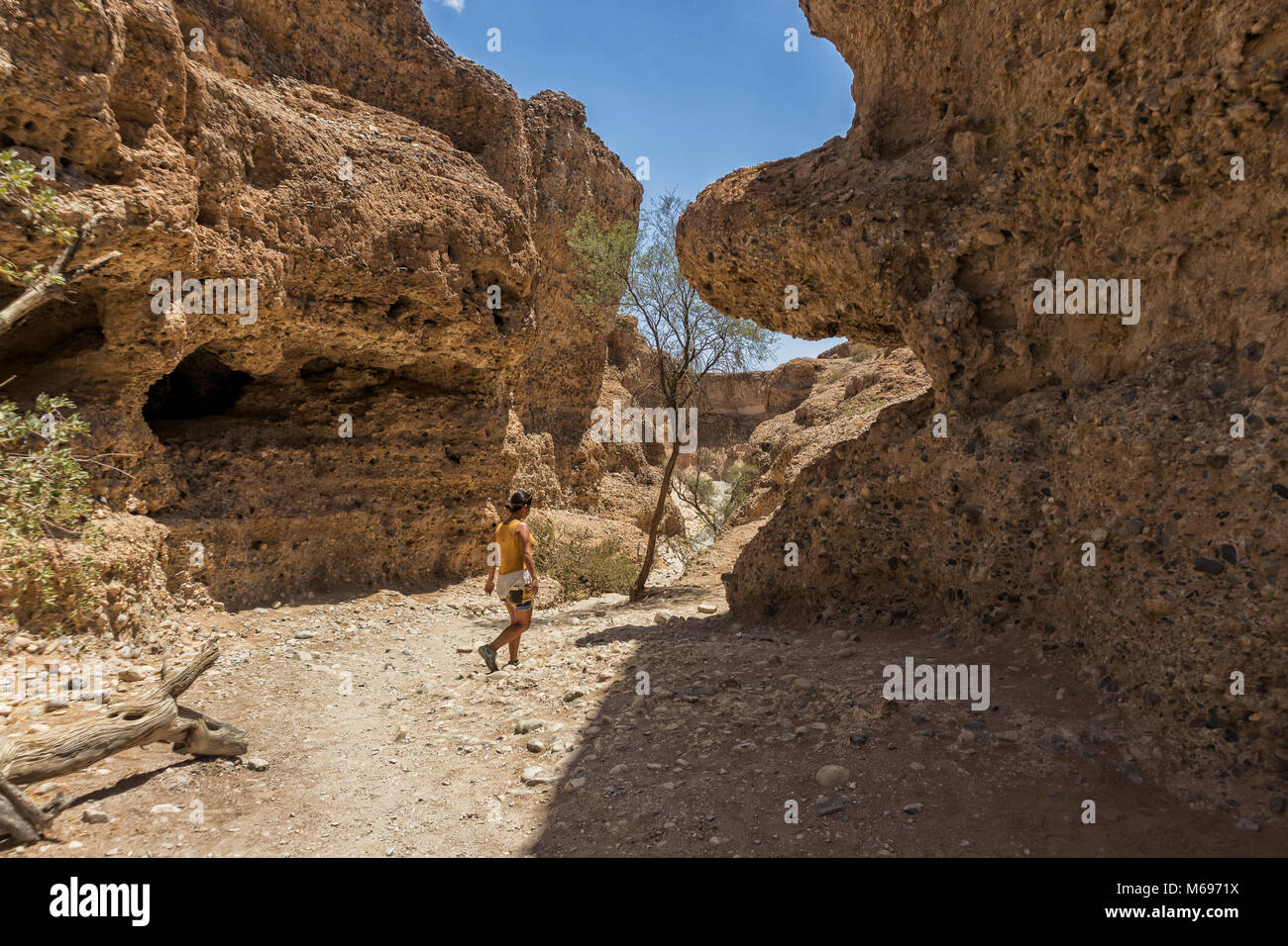 Jeune fille à caming dans le Canyon de Sesriem Namibie, vu de dessus. Banque D'Images