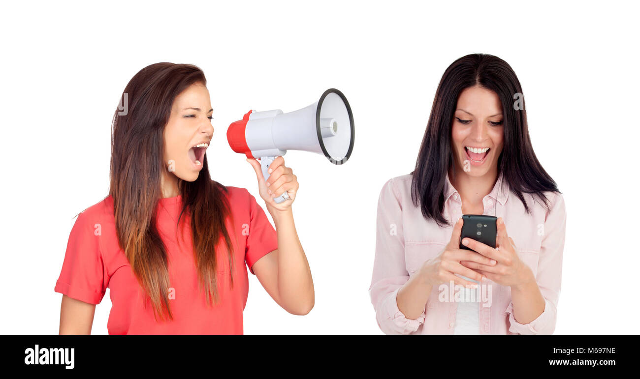 Femme avec un mégaphone criant son ami avec un mobile isolé sur fond blanc Banque D'Images