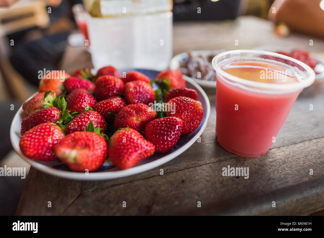 Les fraises fraîches et jus de fraises , fraîcheur et très délicieux Banque D'Images