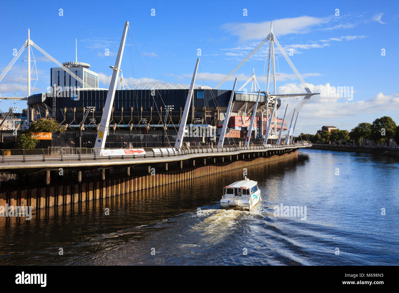 Principauté de Cardiff Stadium football et rugby avec passage en bateau-taxi sur la rivière Taff. Cardiff (Caerdydd) South Glamorgan Wales Royaume-uni Grande-Bretagne Banque D'Images