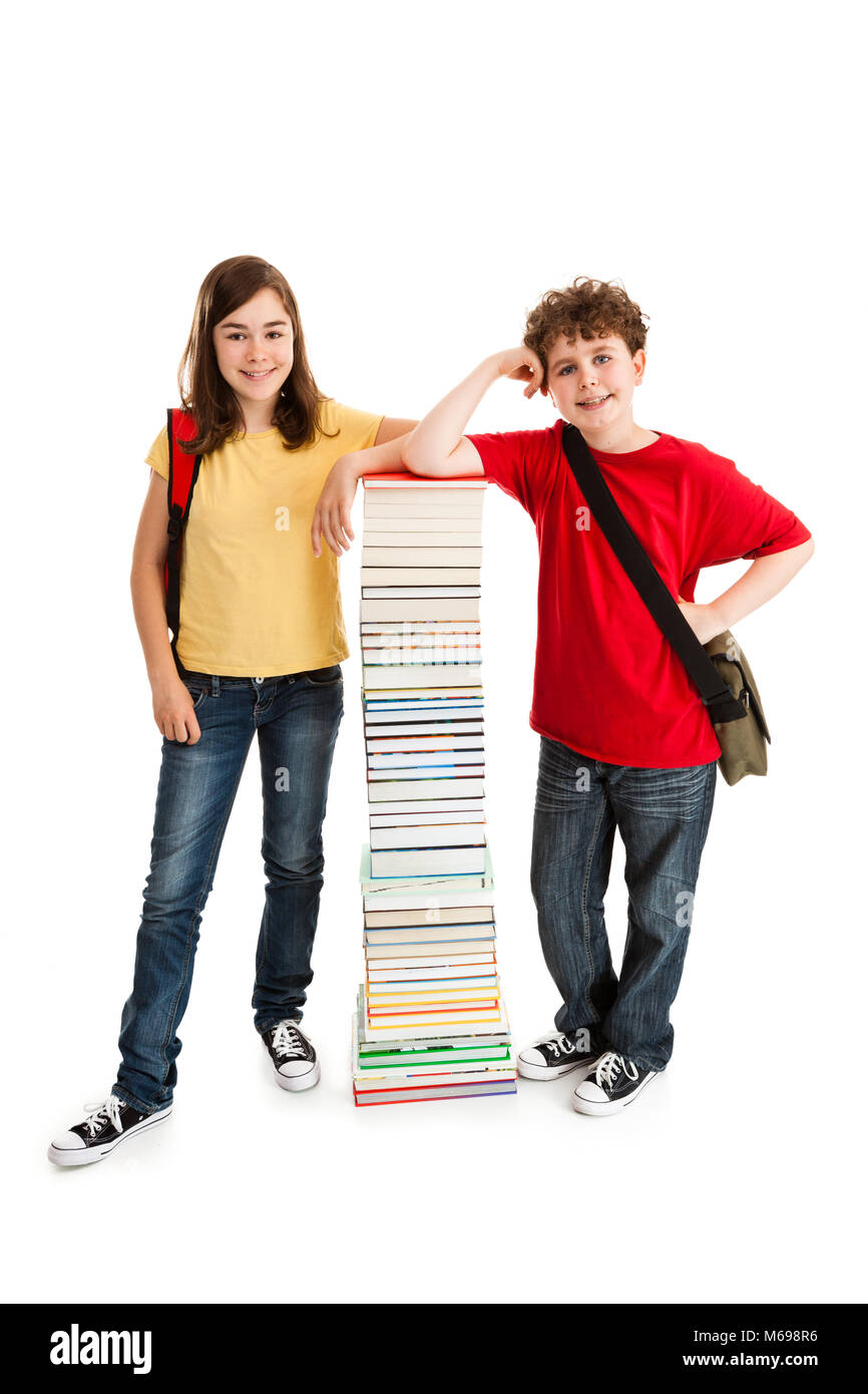 Students standing près de pile de livres sur fond blanc Banque D'Images