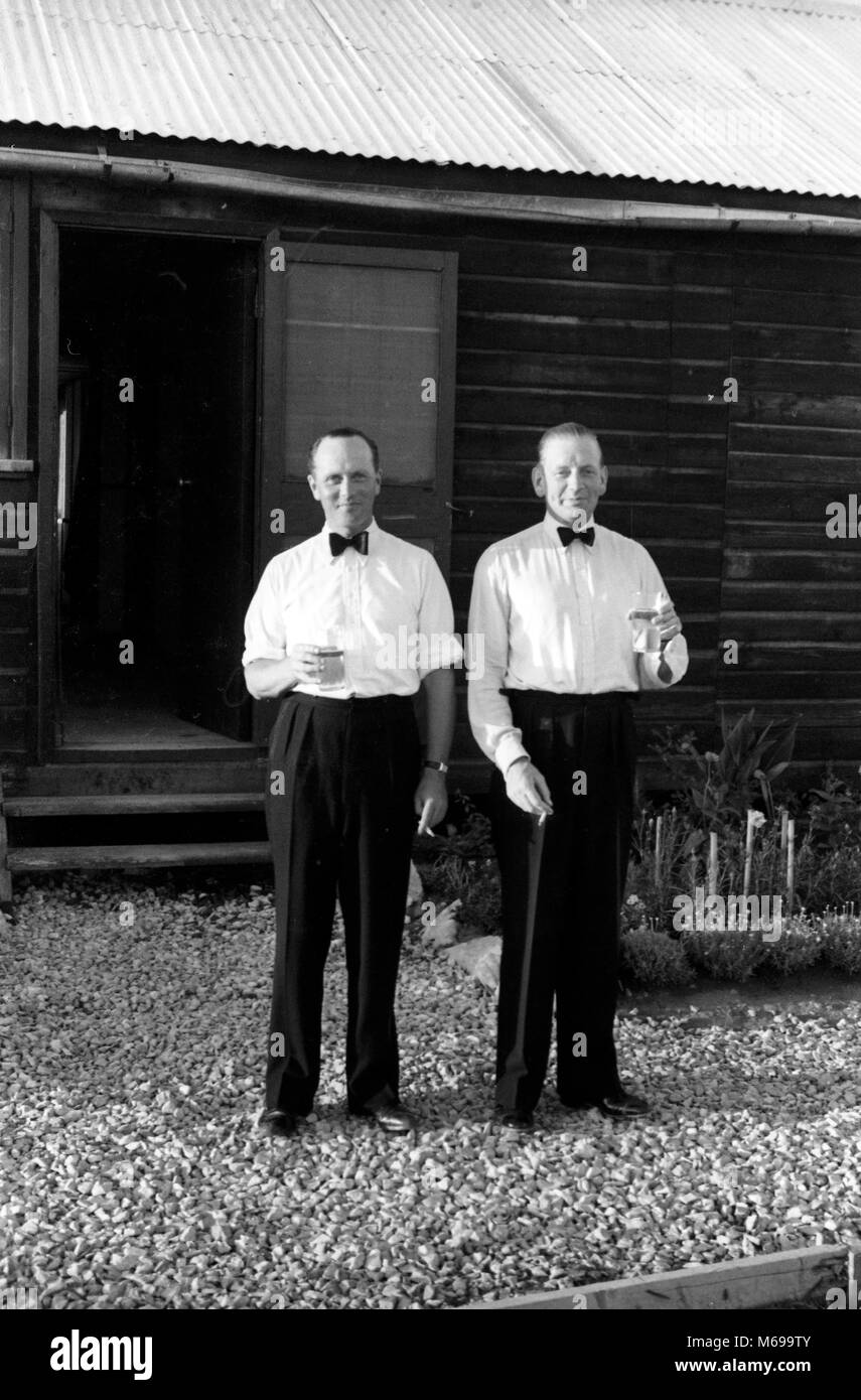 Habillé pour le dîner 1940 WW2 Officiers de l'armée britannique, Nathanya, Palestine Banque D'Images