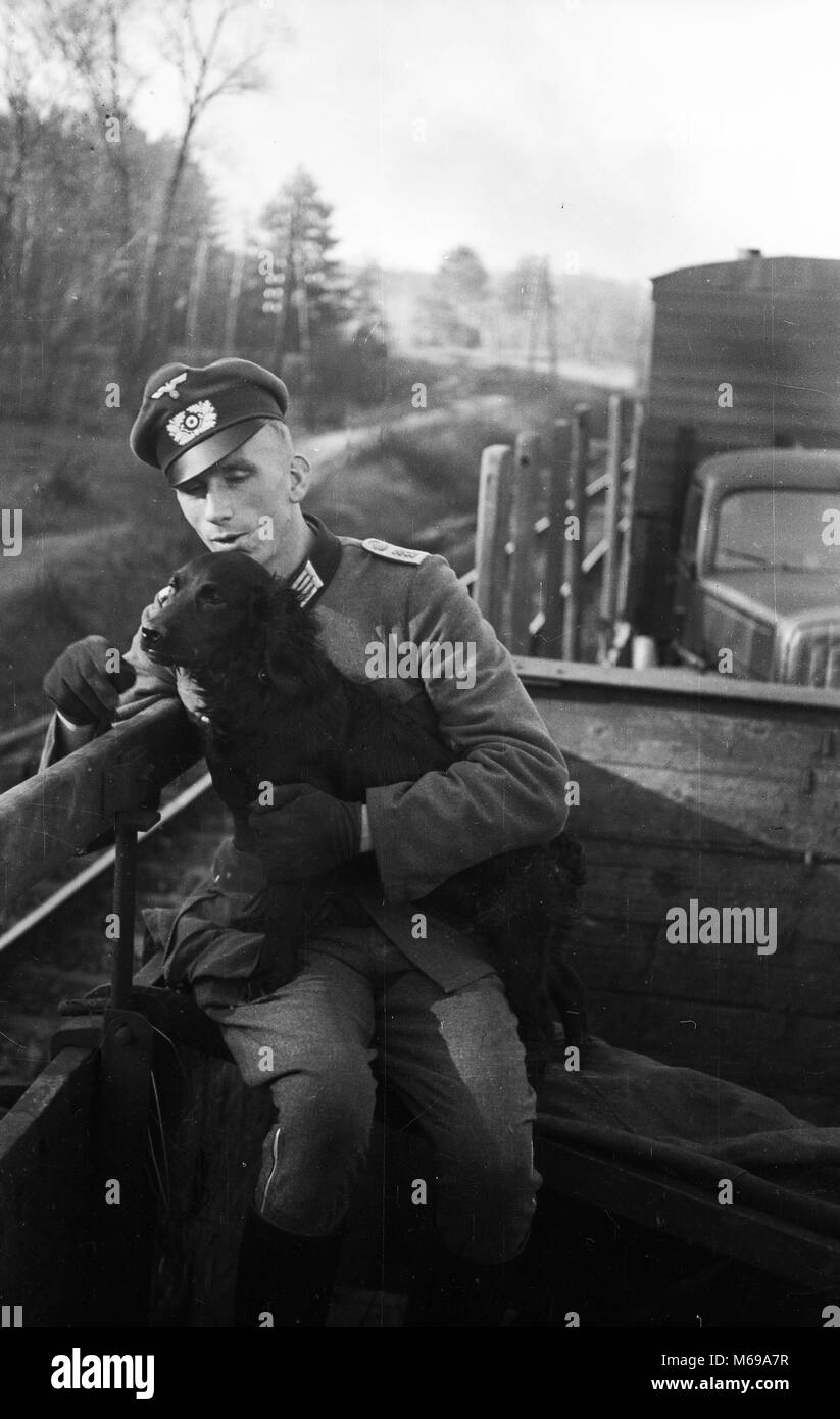Yougoslavie Avril 1941 WW2 Soldat de l'armée allemande et chien en train lors de l'invasion de la Yougoslavie Banque D'Images