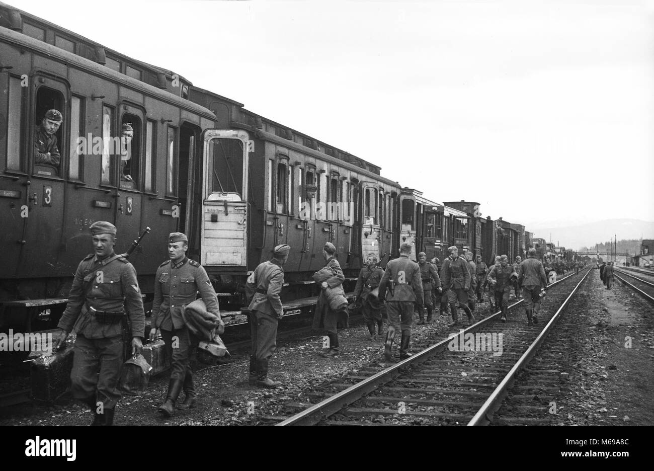 À la guerre 1941 WW2 Soldats de l'armée allemande, la troupe d'embarquement Stuttgart Allemagne. Banque D'Images