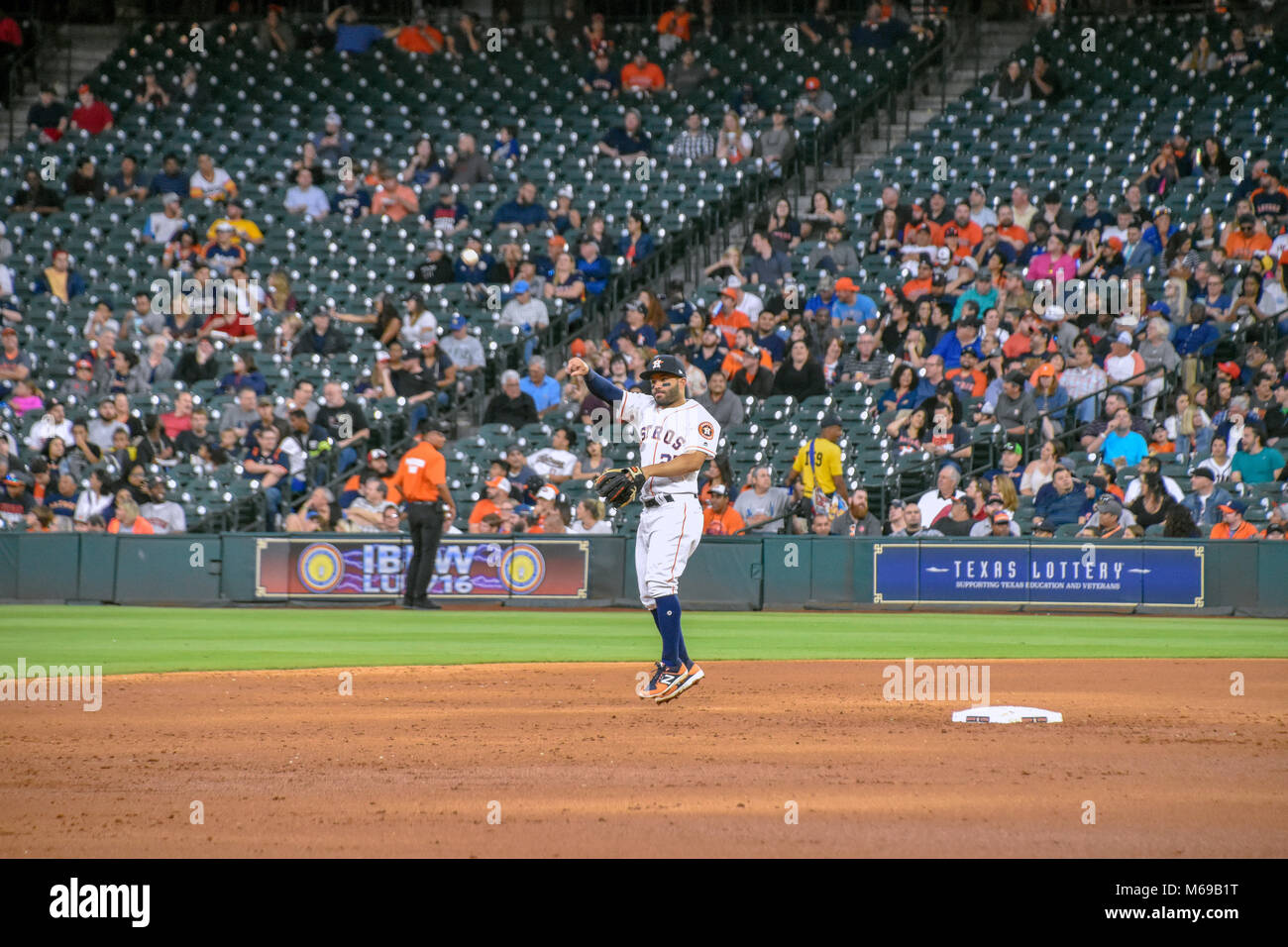 José Altuve réchauffe 5 avril 2017, pour un jeu de trois quatre séries de jeux contre les Mariners de Seattle. Les Astros a gagné 5-3. Banque D'Images