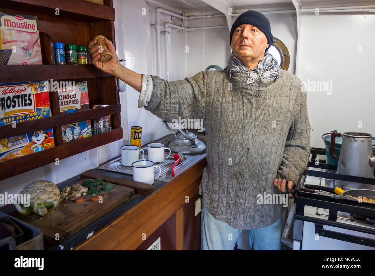Petit-déjeuner de cuisson membre de l'équipage dans la cuisine du dernier chalutier Islande Amandine, bateau de pêche musée rénové maintenant à Ostende, Belgique Banque D'Images