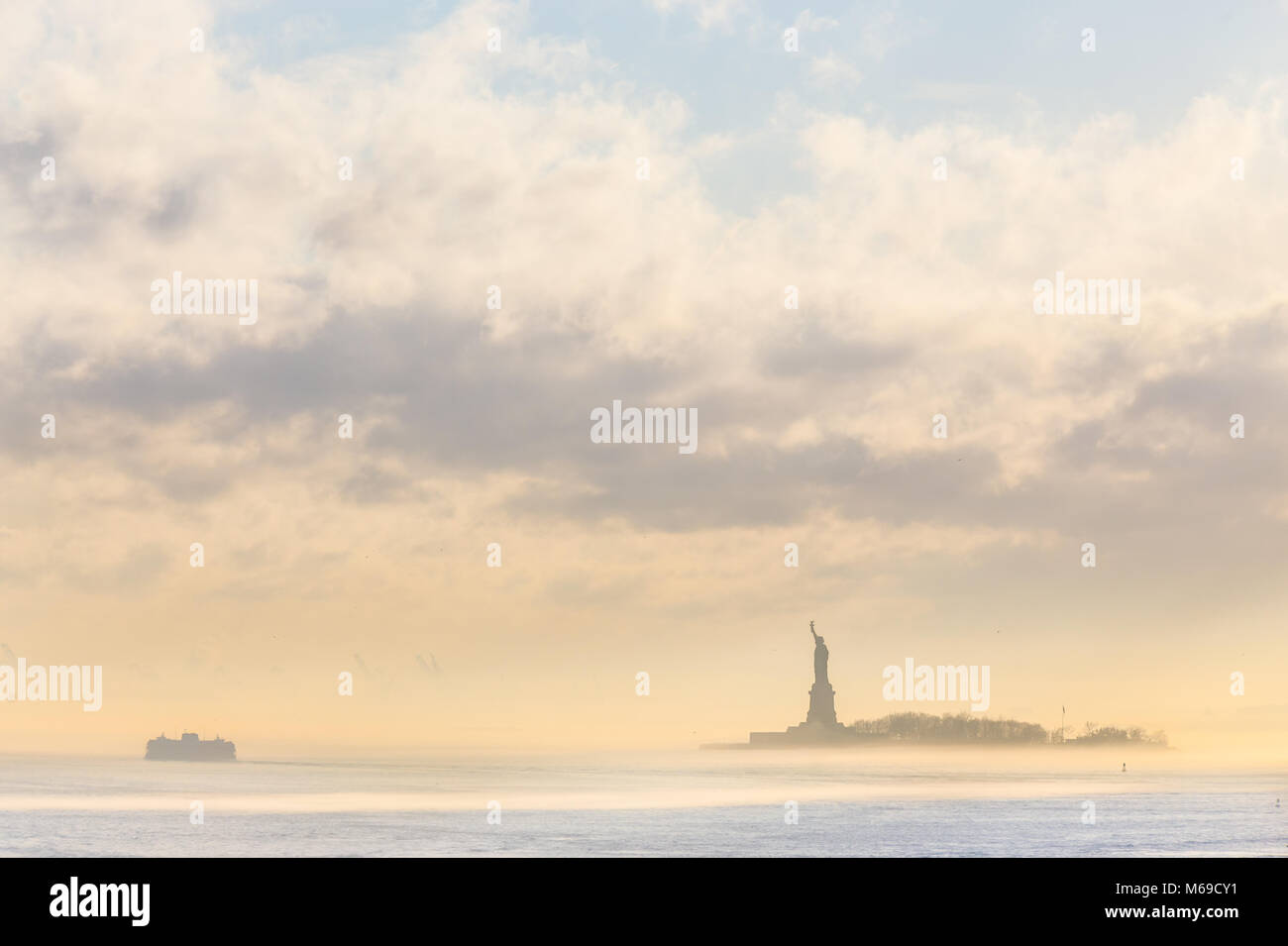 Ferry de Staten Island et de la Statue de la liberté. Banque D'Images