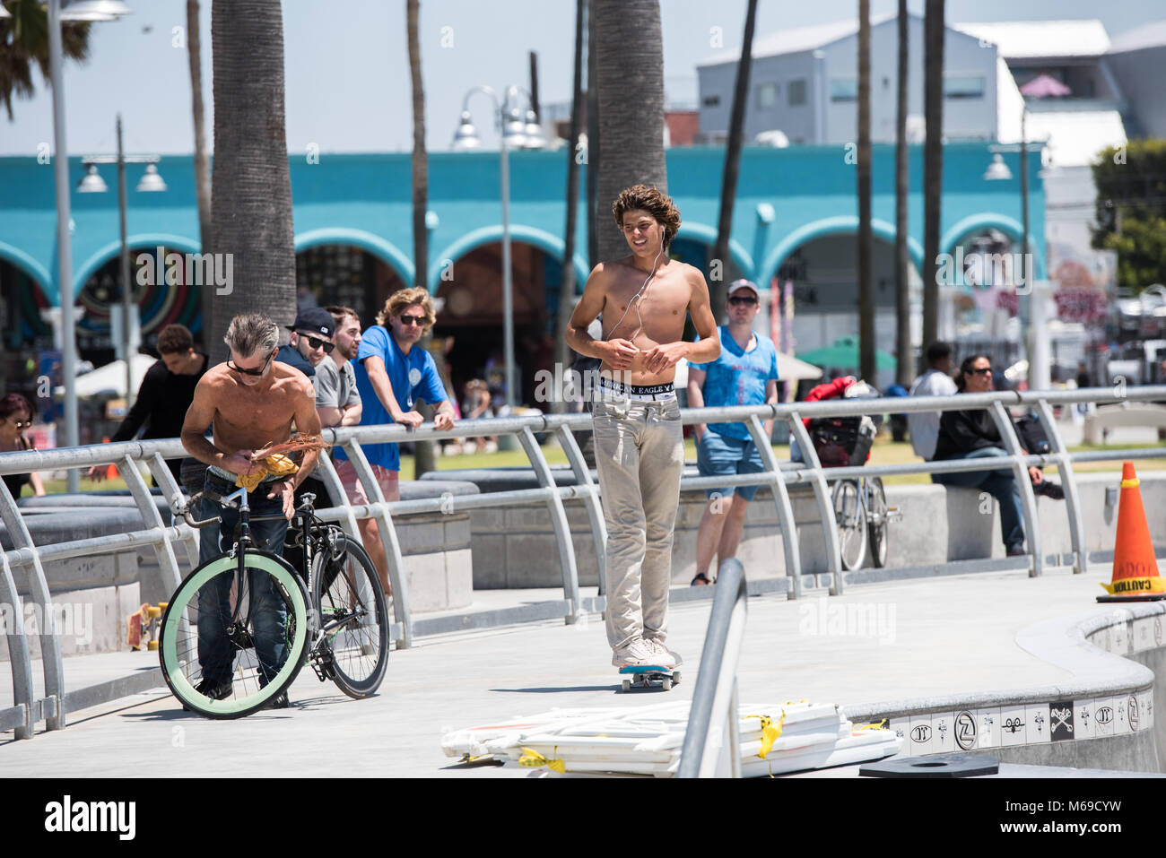 Jeune skateur professionnel au skatepark sur la célèbre promenade de Venice Beach L'une des plus grande attraction touristique de la Californie. Banque D'Images