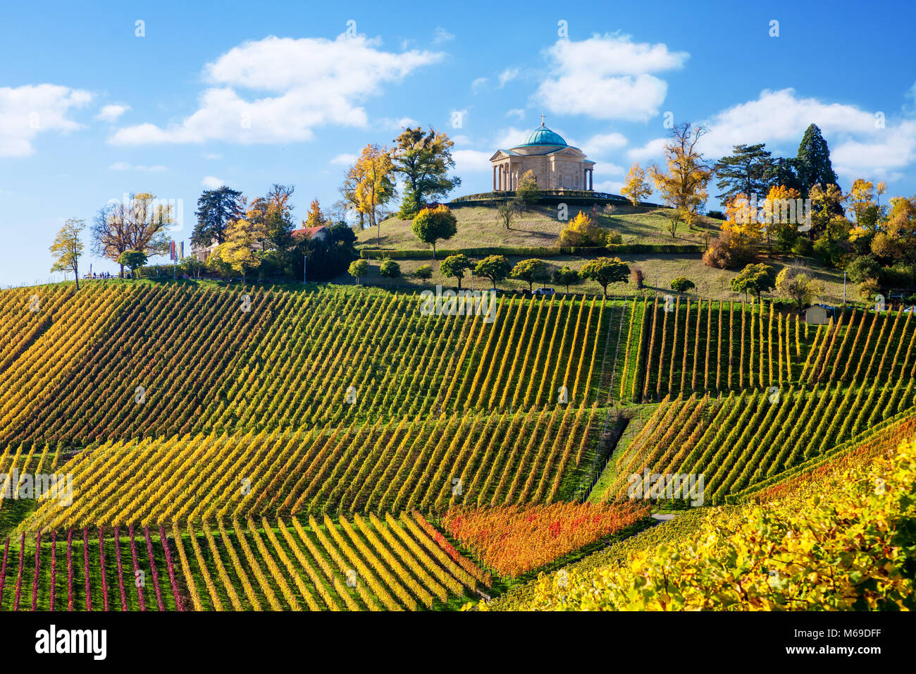 Vue panoramique du célèbre mausolée rotenberg entouré de vignobles Allemagne Baden Wuerttemberg Stuttgart à l'automne Banque D'Images