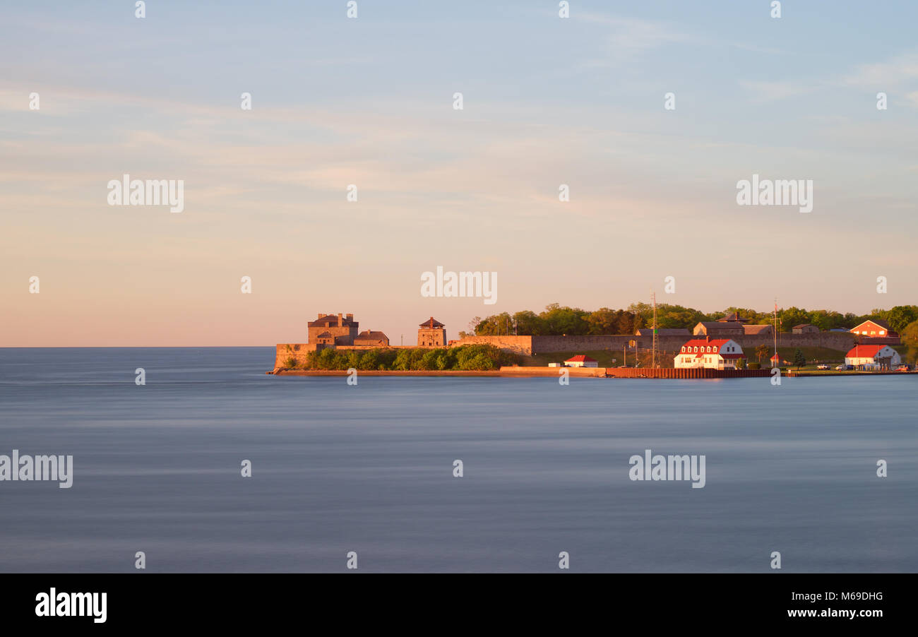 Le Fort Niagara au coucher du soleil vu de l'autre côté de la rivière Niagara, de Niagara-on-the-Lake Banque D'Images