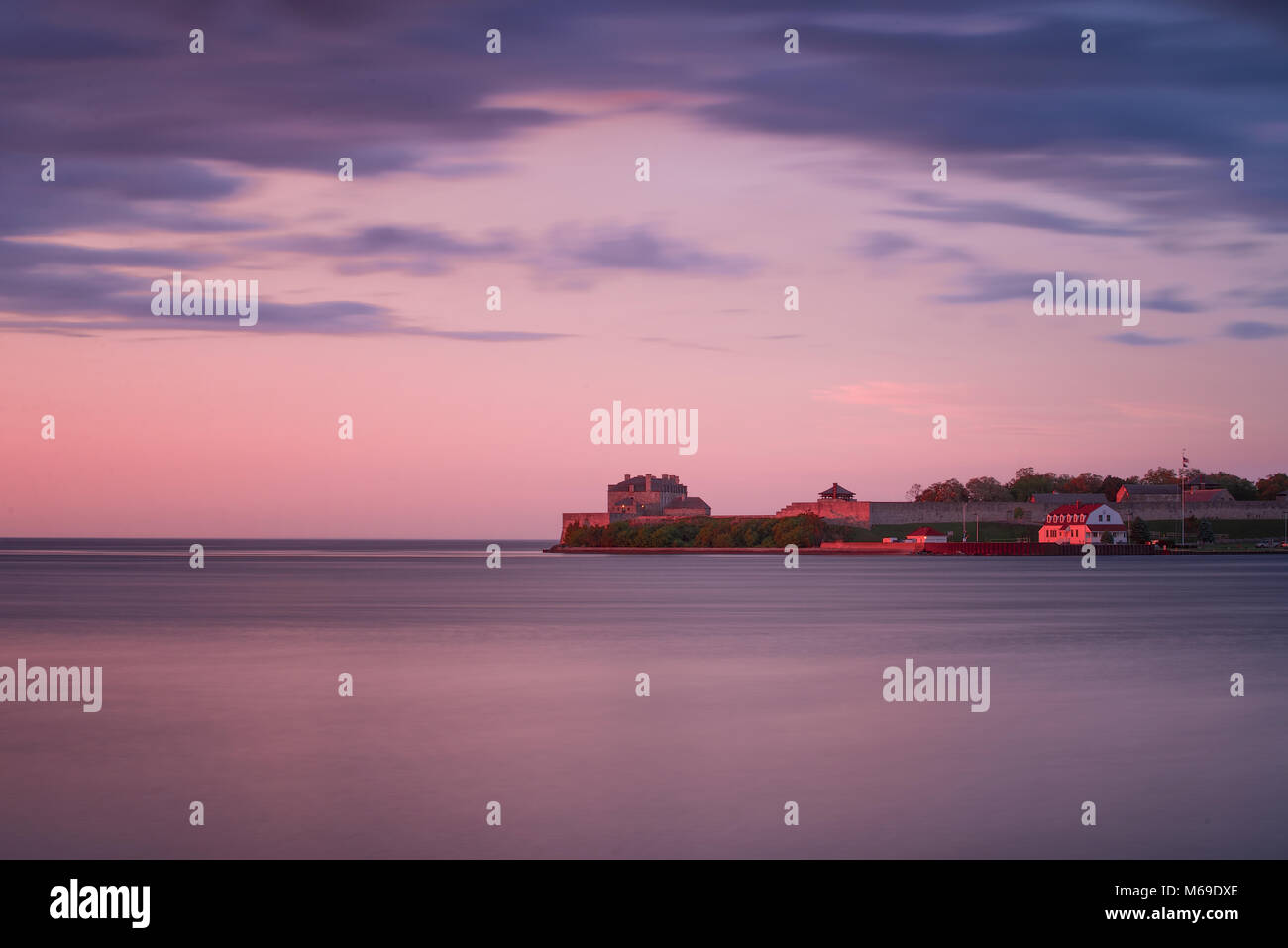 Le Fort Niagara au coucher du soleil vu de l'autre côté de la rivière Niagara, de Niagara-on-the-Lake Banque D'Images