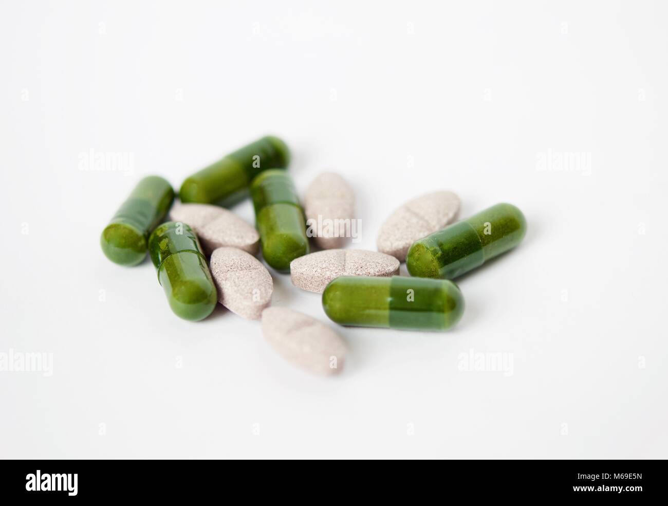 Gélules comprimés un sur fond blanc dans le laboratoire de la pharmacie Banque D'Images