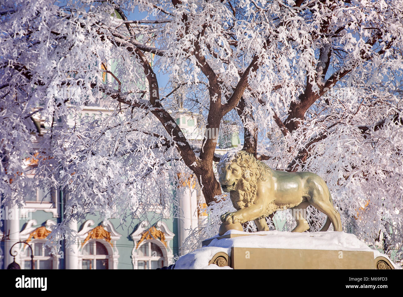 Paysage d'hiver à Saint-Pétersbourg, Russie. Sculpture du Lion de la neige et du musée de l'Ermitage Banque D'Images