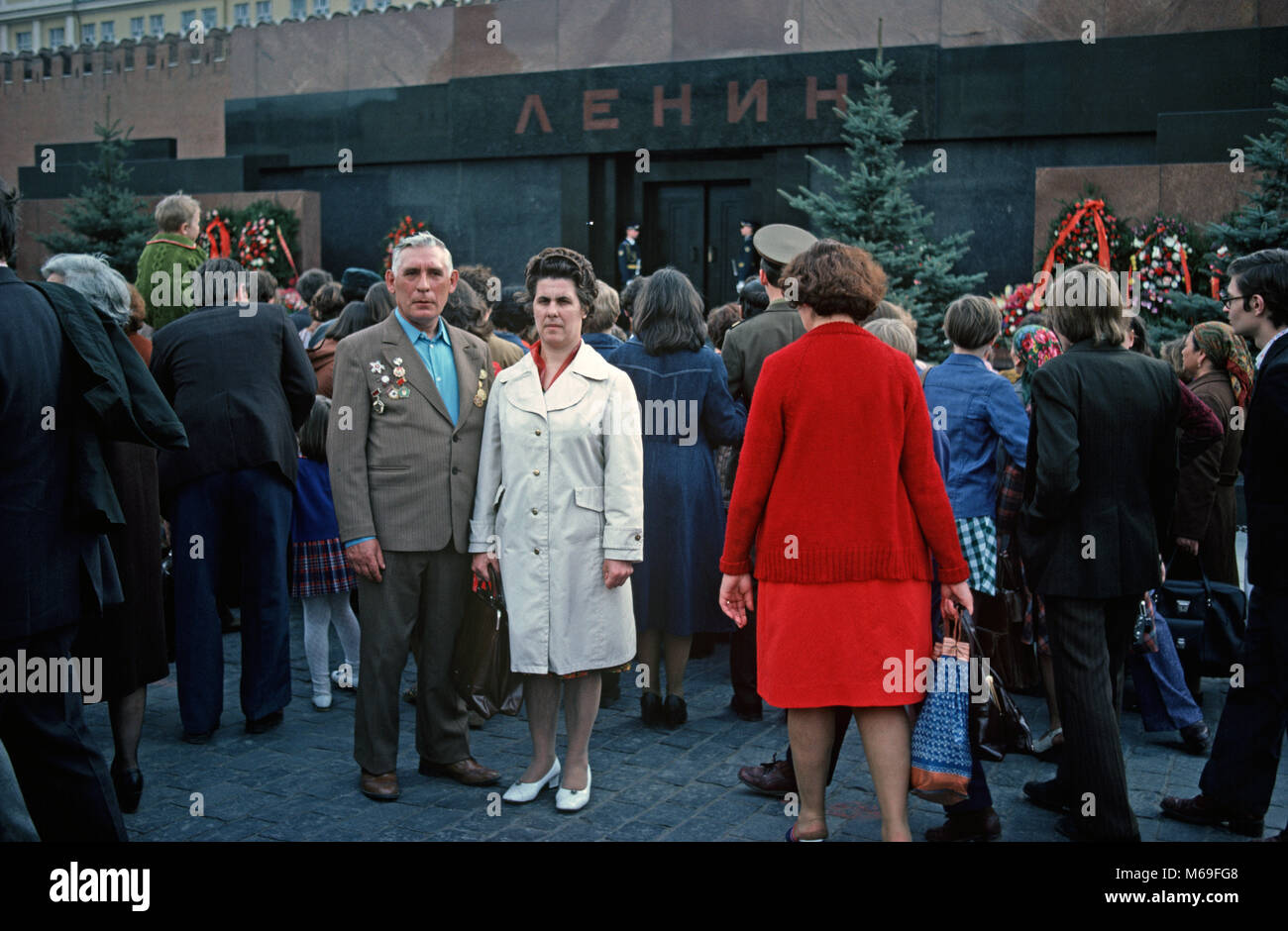 Lady In Red à l'extérieur du mausolée de Lénine, place Rouge, Moscou ...