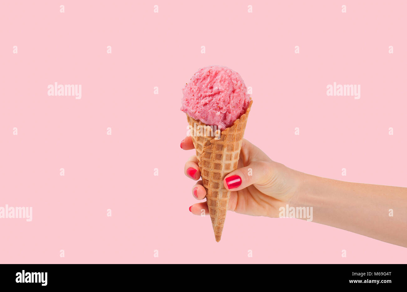 Hand Holding Strawberry Ice Cream Cone Sur Fond De Couleur Pastel Rose Pale Glace A La Fraise En Coupe Du Wafer Photo Stock Alamy Hand Holding Strawberry Ice Cream Cone Sur Fond De Couleur Pastel Rose Pale Glace A La Fraise En Coupe Du Wafer Photo Stock Alamy