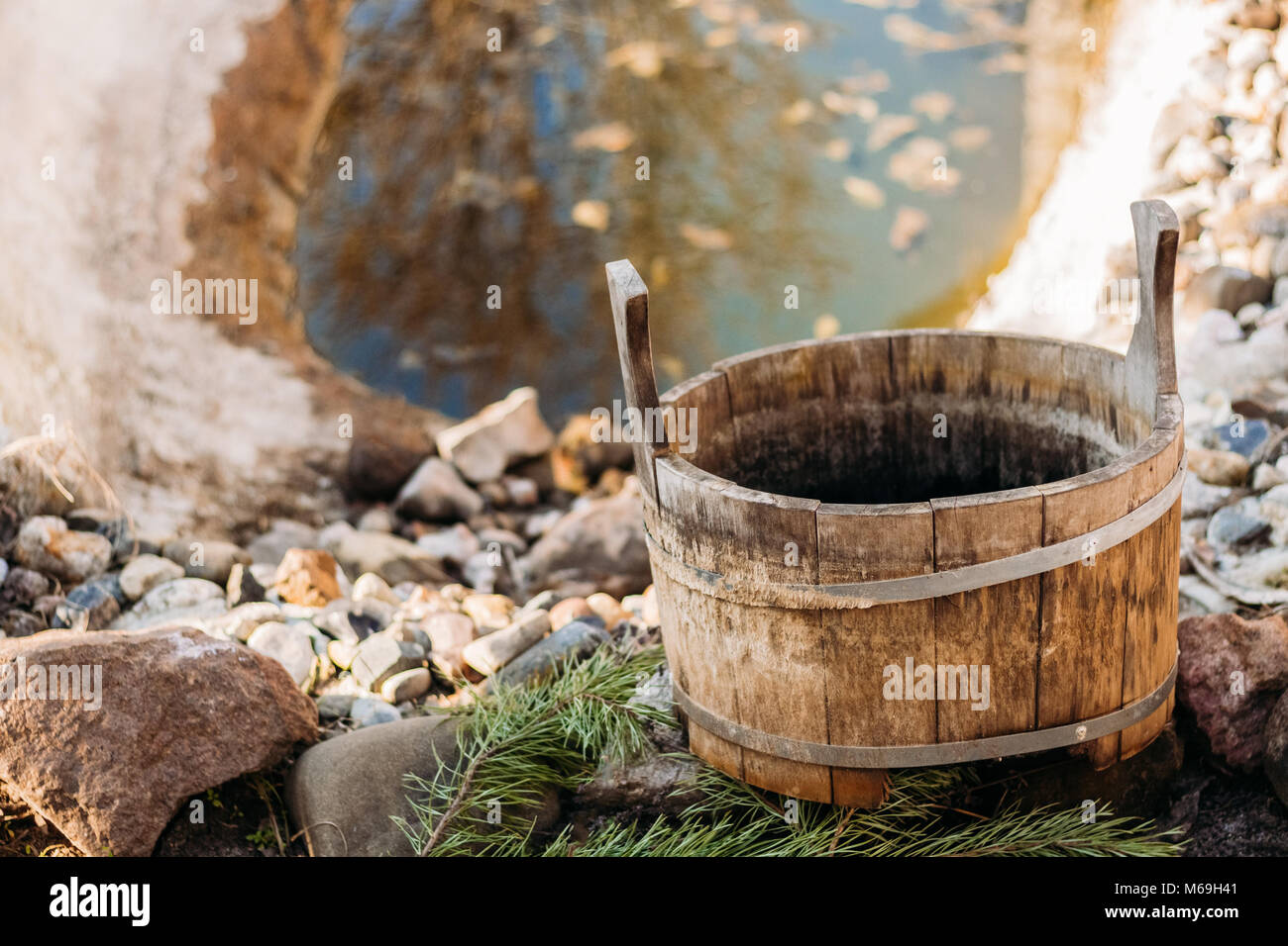 Ancienne baignoire en bois près de l'étang à l'automne dans la cour Photo  Stock - Alamy