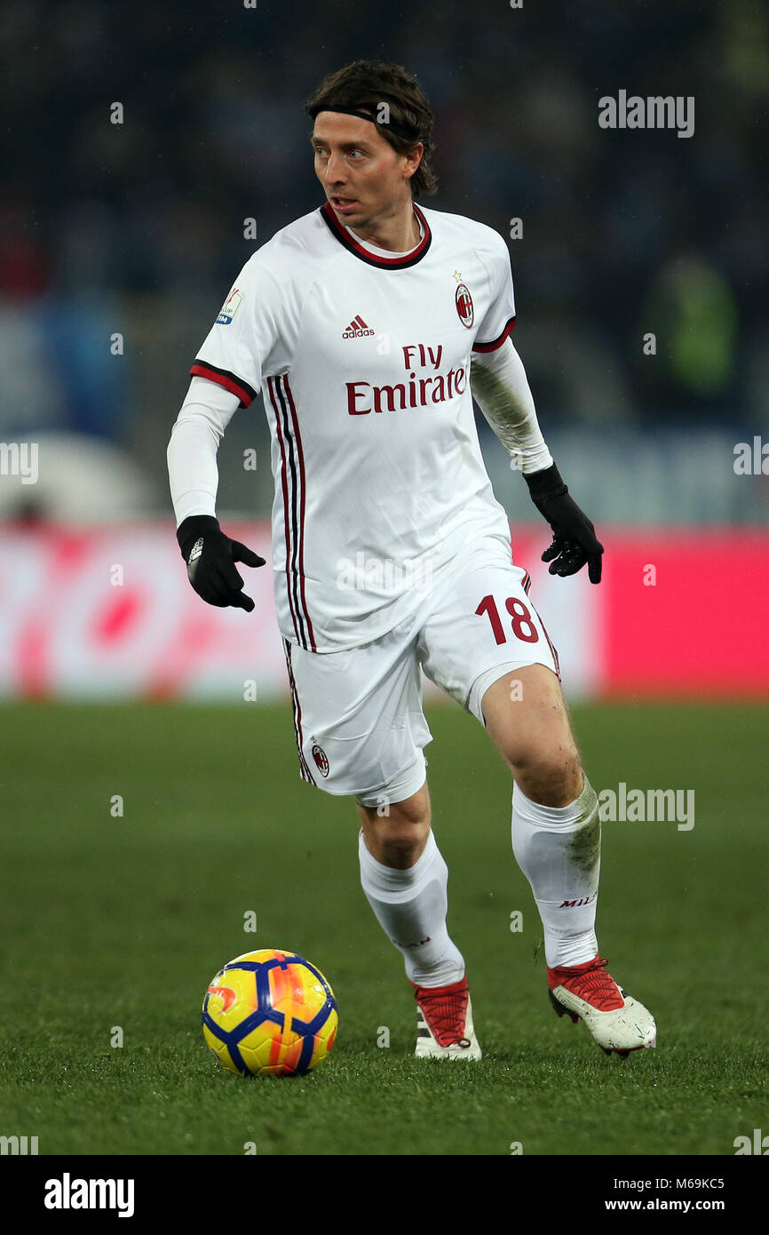 Rome, Italie. 28 Février, 2018. 28 février 2018, Stadio Olimpico, Rome, Italie ; Coppa Italia football, demi-finale, deuxième jambe, Lazio contre l'AC Milan ; Riccardo Montolivo de l'AC Milan contrôle la ball Crédit : Giampiero Sposito/Pacific Press Crédit : Giampiero Sposito/Pacific Press/Alamy Live News Banque D'Images