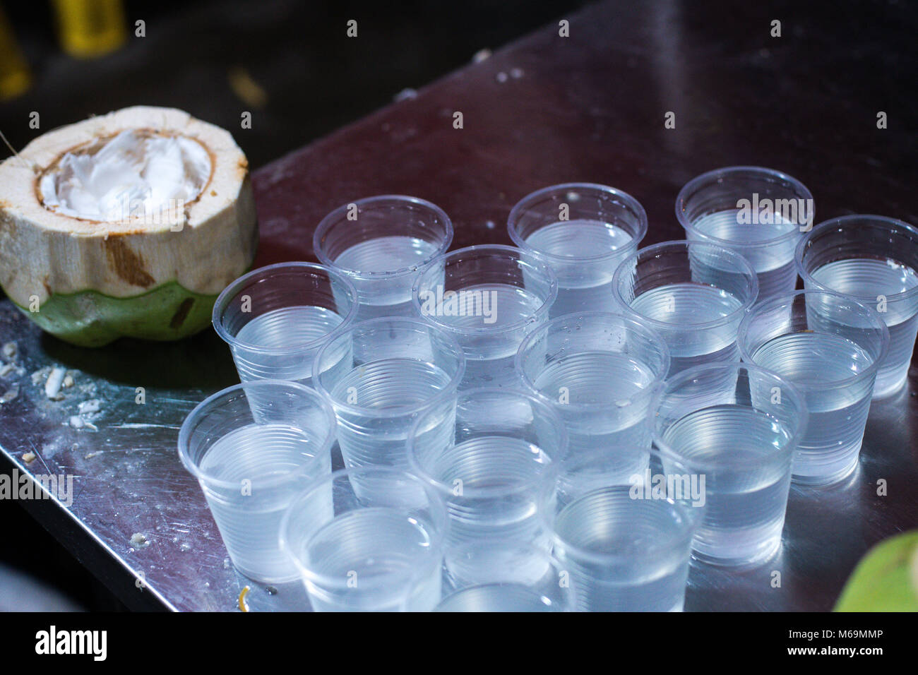 Le jus de noix de coco, verre en plastique d'eau de coco Photo Stock - Alamy