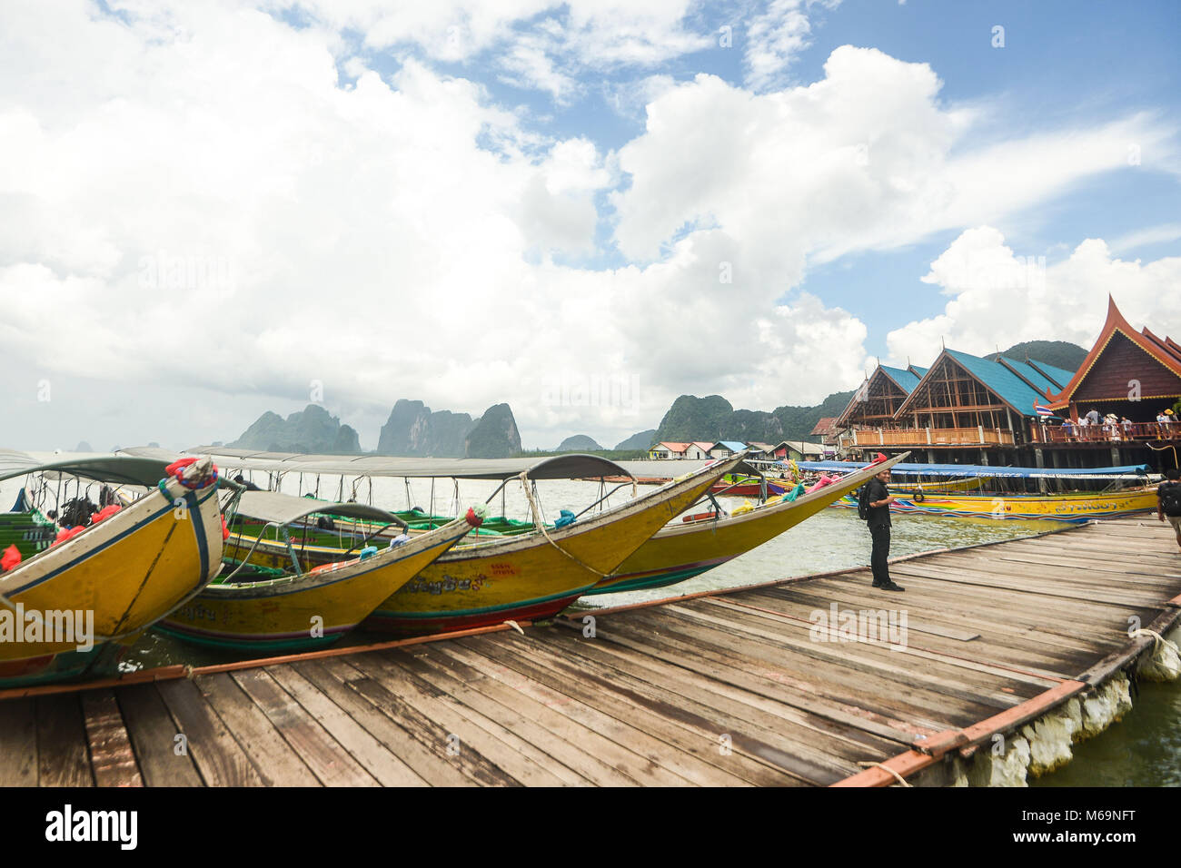 L'établissement Koh Panyee construit sur pilotis de la baie de Phang Nga, Thaïlande Banque D'Images