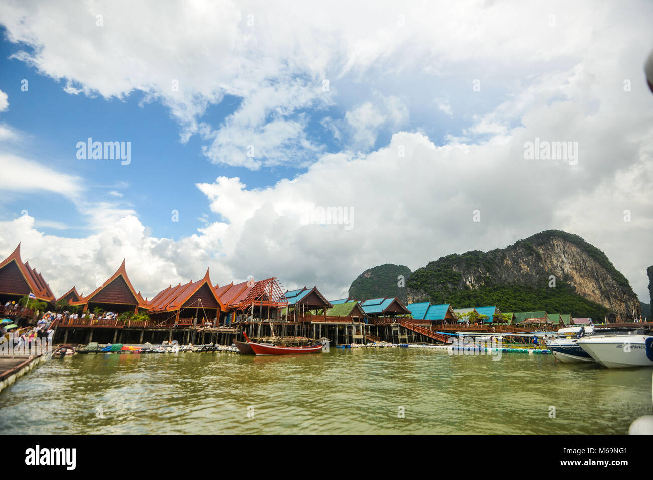 L'établissement Koh Panyee construit sur pilotis de la baie de Phang Nga, Thaïlande Banque D'Images