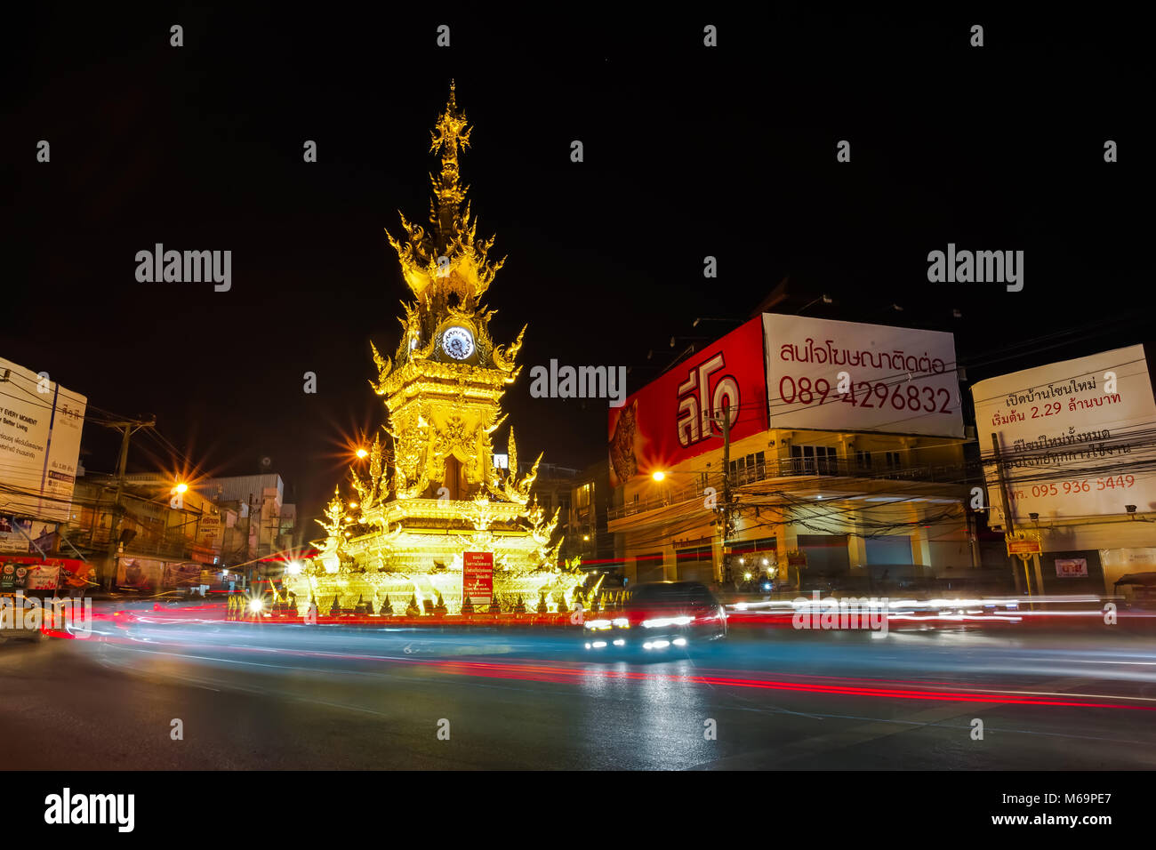 CHIANG RAI, THAÏLANDE - 23 décembre 2017 : Paysage de Golden tour de l'horloge , style traditionnel thaï à Chiang Rai, Thaïlande. Banque D'Images