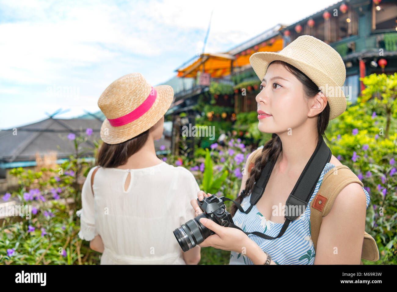 Deux filles asiatiques visiter les célèbres lieux d'apprécier la vue et prendre la photo de Taiwan voyage vacances. Banque D'Images