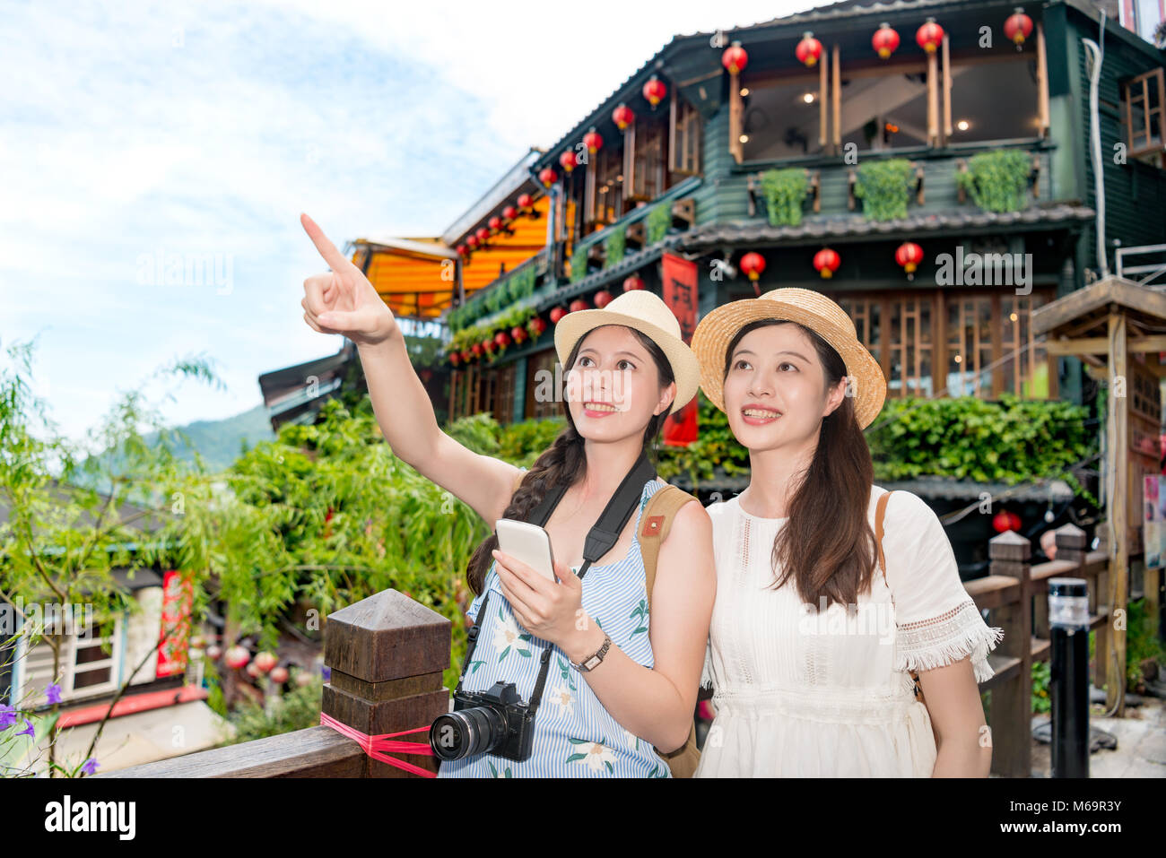 Happy woman using smartphone mobile en ligne guide pour la recherche des sites célèbres et la visite à la visite touristique de Taiwan. Banque D'Images