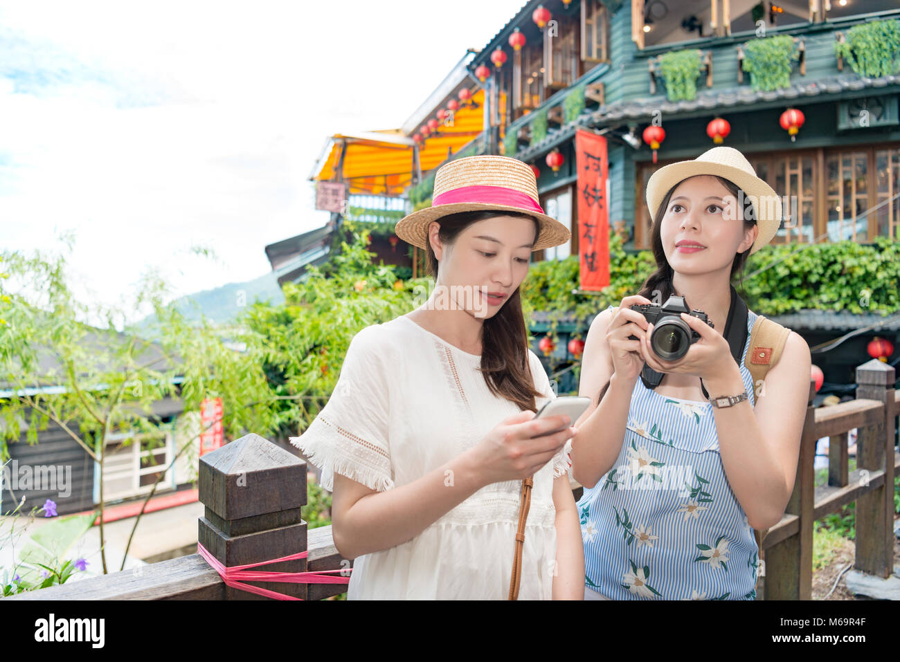 Deux charmantes Filles profiter de la maison de vacances de voyage de Taiwan, de prendre la photo et vérifiez en ligne Guide de sites célèbres Jiufen. Banque D'Images