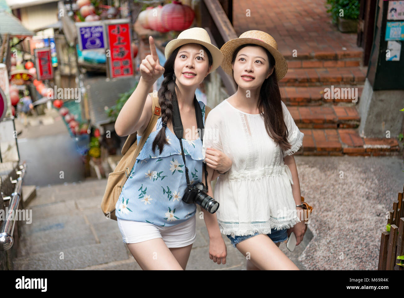Les filles asiatiques marche sur l'escalier de la rue de la colline et la visite célèbre place Jiufen à Taïwan. Banque D'Images