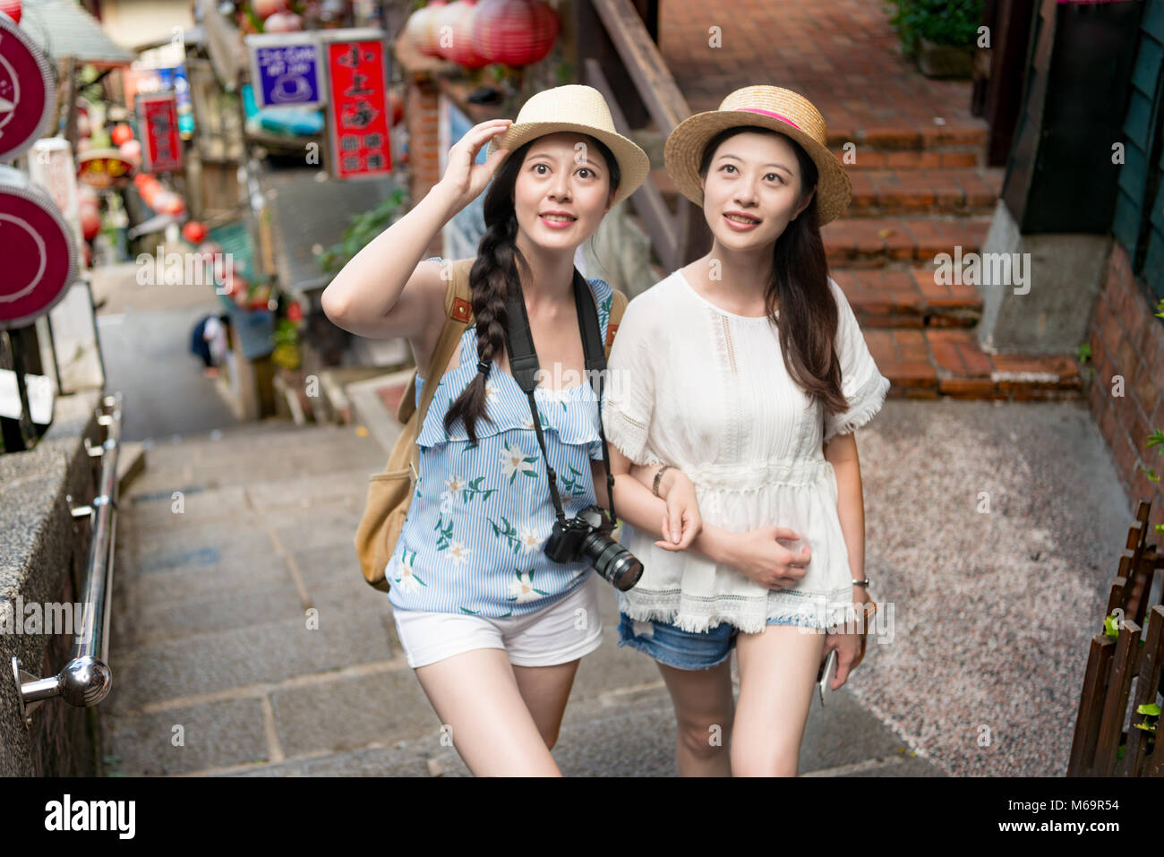 Les filles asiatiques visitant célèbre place Jiufen Taipei Taiwan et marcher jusqu'à la colline shop street escalier. Banque D'Images