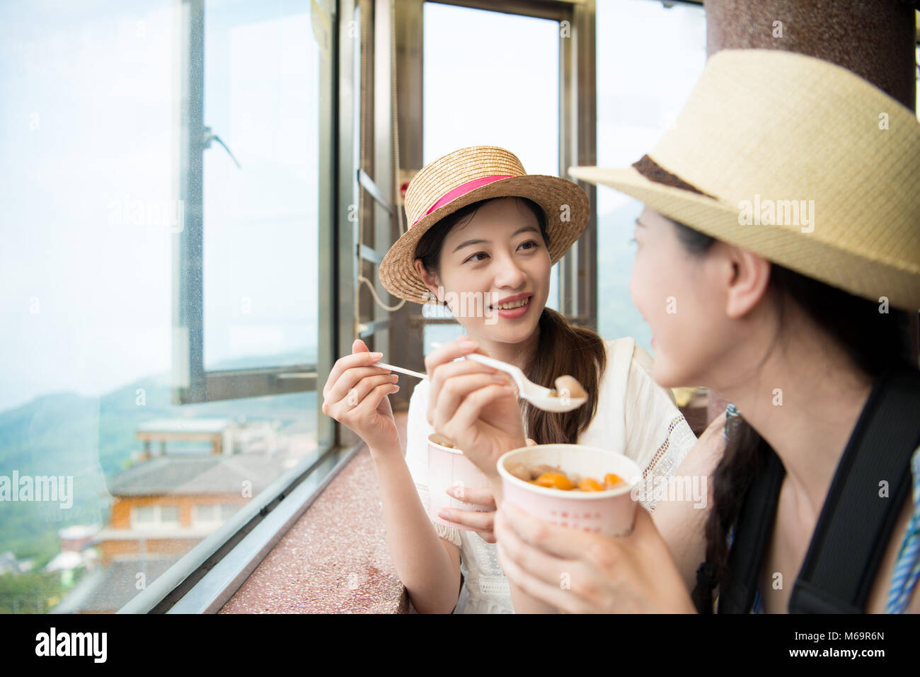 Charmante Asian Girls eating célèbre yam taro boules sur top hill de Jiu Fen de la ville de Taipei à Taiwan. Banque D'Images