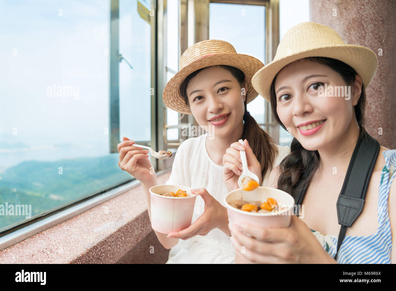Deux filles aiment le célèbre voyageur de l'alimentation locale de Taiwan sur le dessus de la colline de la ville de Taipei Jiufen. Banque D'Images