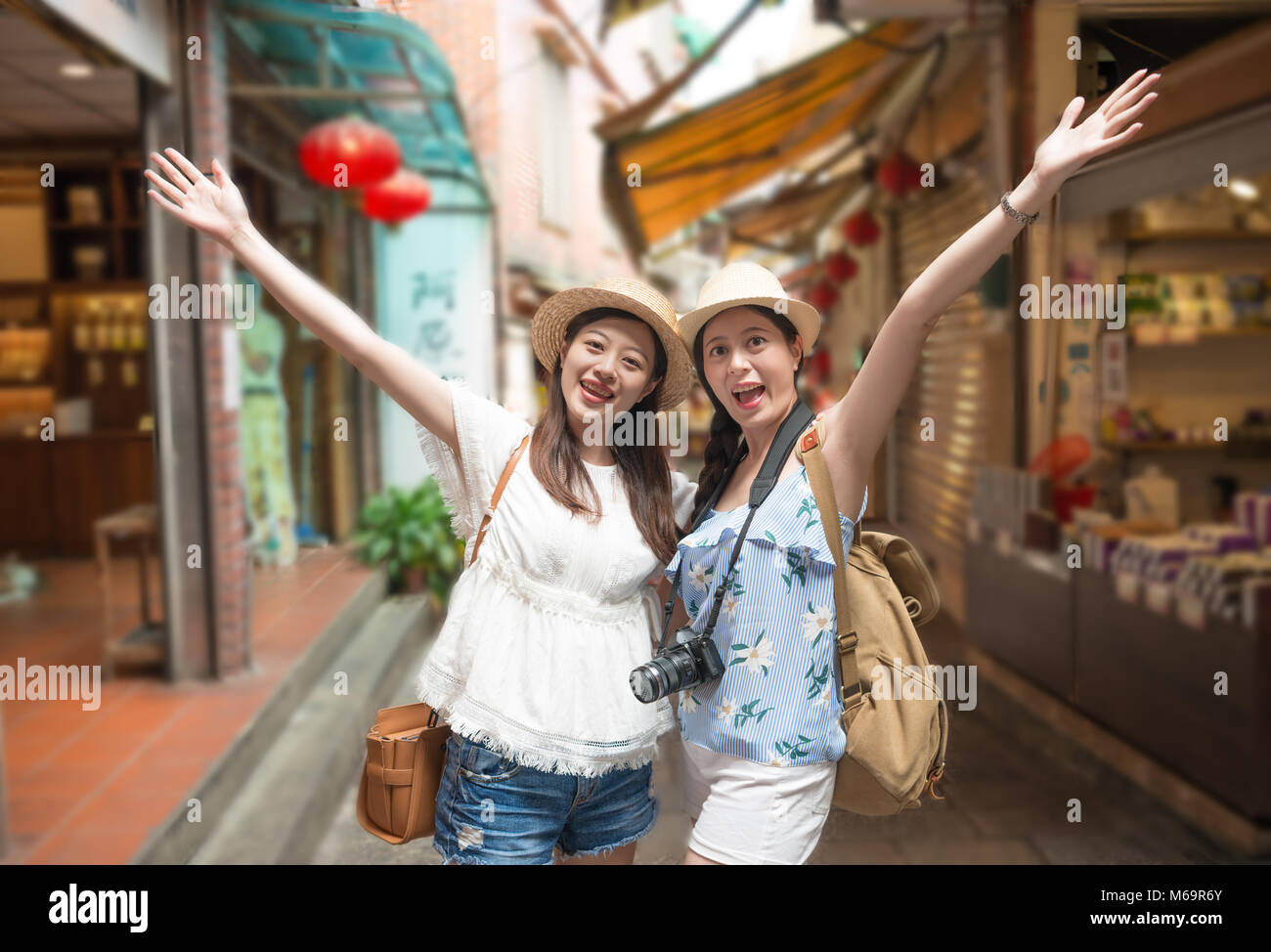Deux charmantes Asian Girl Happy visiter Jiufen ville sur la montagne de Taïwan. Banque D'Images