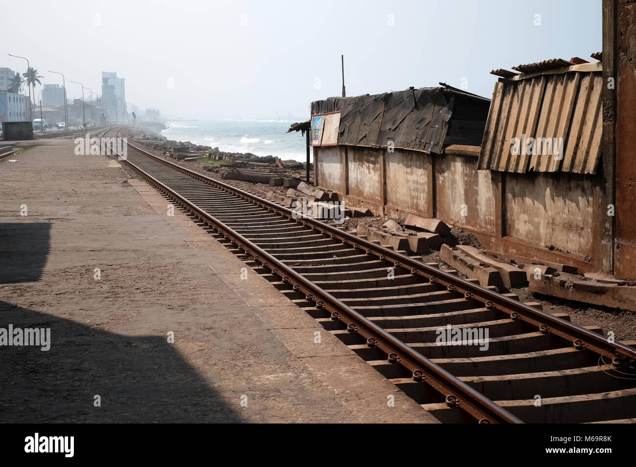 Vue générale de la voie ferrée le long de la côte dans la capitale de Colombo au Sri Lanka Banque D'Images