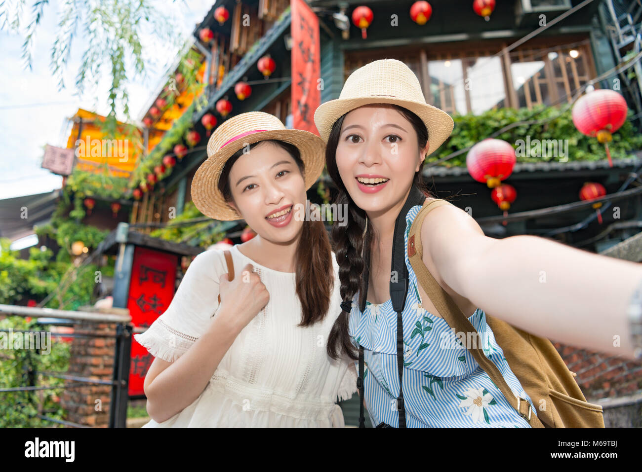 Deux sourire heureux charming girls Prendre photo photographie selfies sur des sites célèbres Amei tea house historique de la colline de Jiufen Taiwan. Banque D'Images