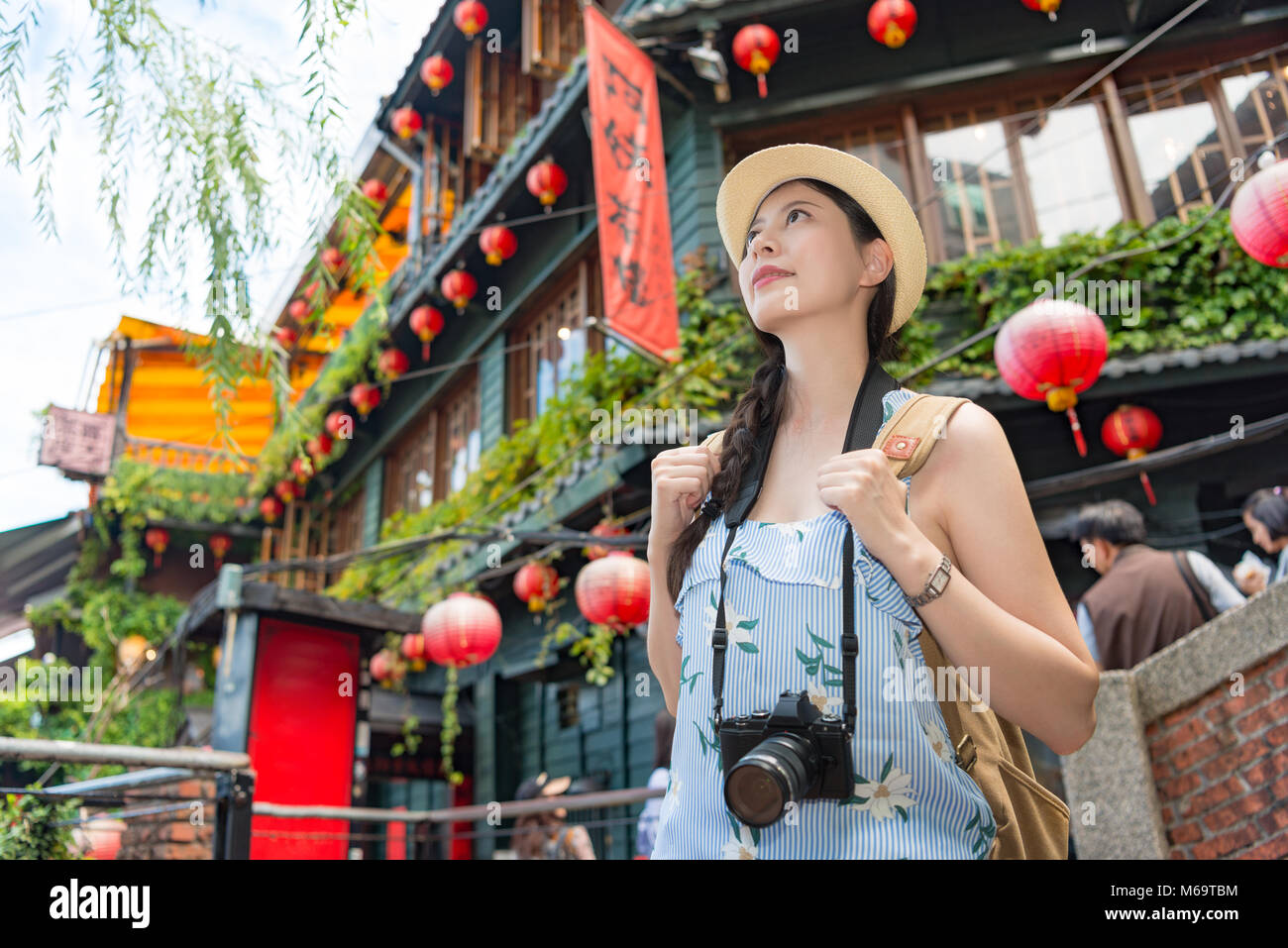 Belle fille à la recherche et à pied autour de la célèbre place de Taipei Taiwan Jiufen. Banque D'Images