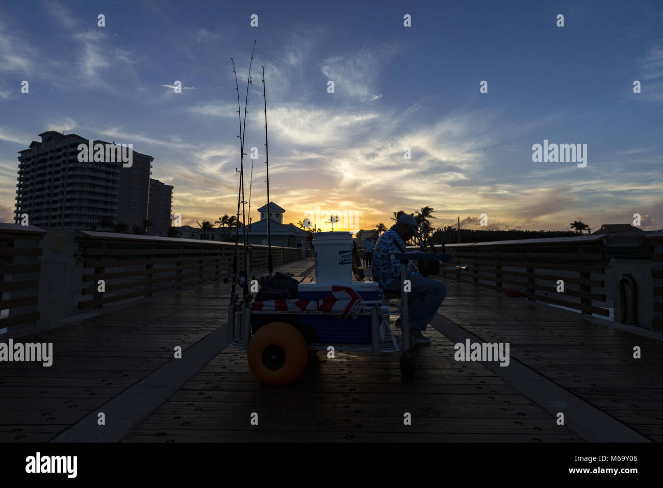 Jupiter, en Floride, USA. 10 fév, 2018. Un pêcheur repose sur un banc au coucher du soleil sur la plage Juno la jetée de pêche à Jupiter, en Floride. Crédit : Alex Edelman/ZUMA/Alamy Fil Live News Banque D'Images