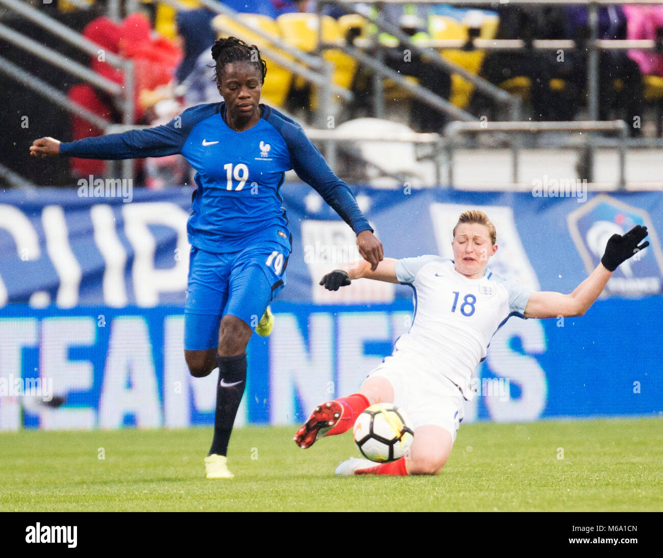 Columbus, Ohio, USA. 1 mars 2018 : l'Angleterre avant qu'Ellen White (18) célèbre se bat pour la balle contre la France lors de leur match à l'SheBelieves tasse à Columbus, Ohio, USA. Brent Clark/Alamy Live News Banque D'Images