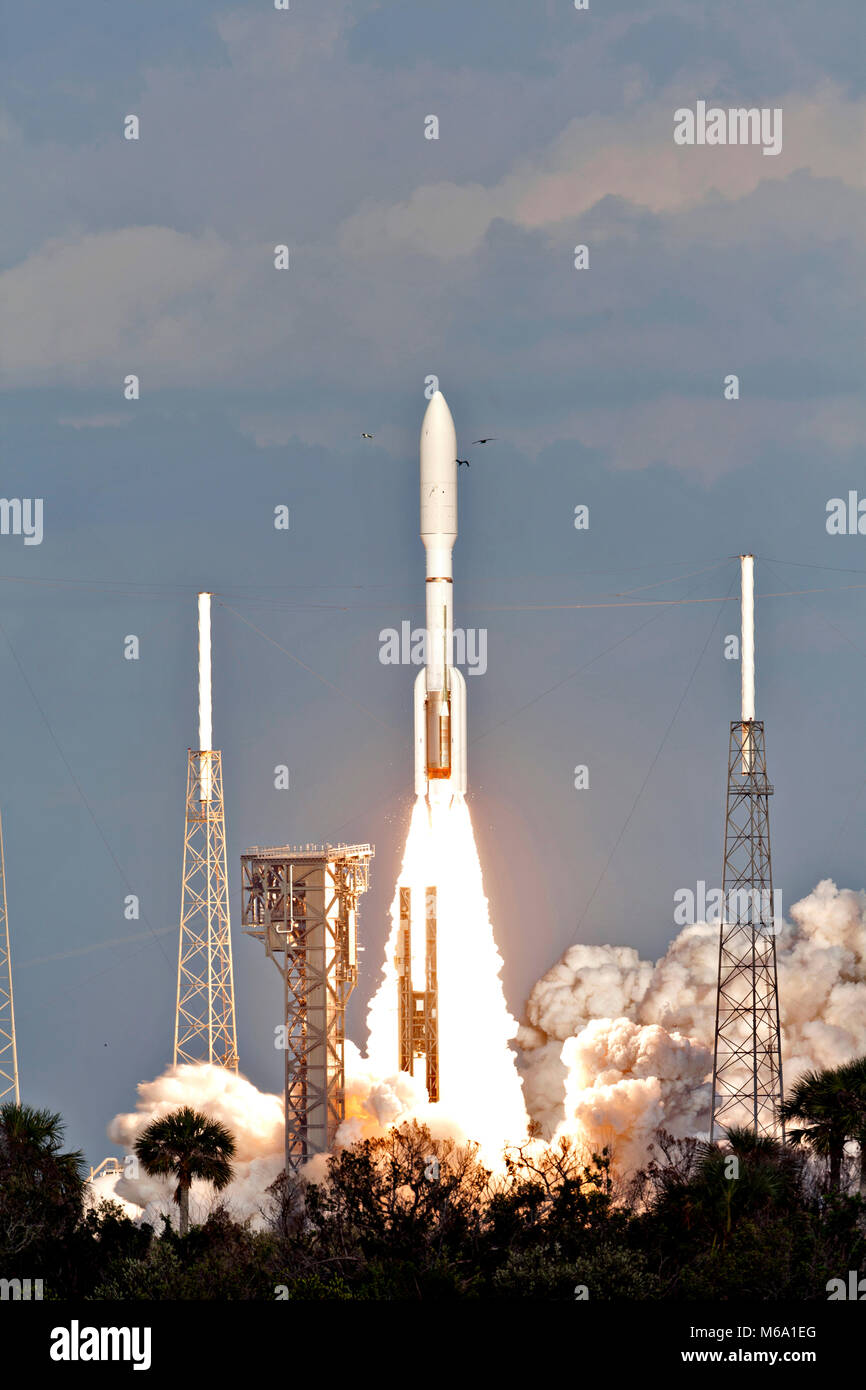 L'Alliance Lancement fusée Atlas V décollera portant la NOAA satellite géostationnaire opérationnel d'étude de l'environnement de l'espace complexe de lancement 41 à Cap Canaveral Air Force Station, 1 mars 2018 à Cape Canaveral, en Floride. La VA-S est le deuxième satellite d'une série de la prochaine génération de satellites météorologiques. Credit : Planetpix/Alamy Live News Banque D'Images