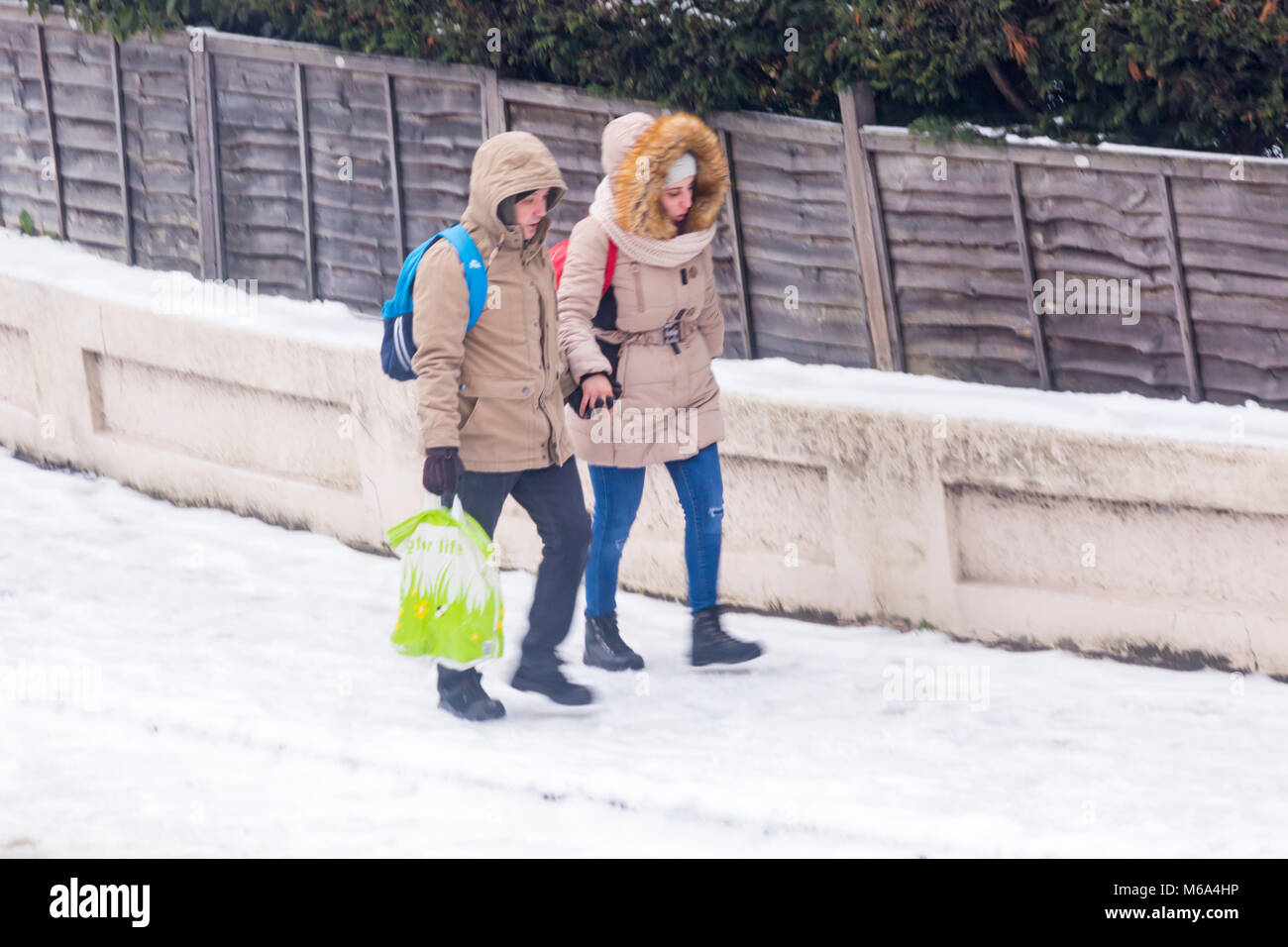 Bournemouth, Dorset, UK. 2 mars, 2018. Météo France : la neige d'hier a tourné icy menant à des conditions dangereuses sur les routes et trottoirs de Bournemouth. Un couple de manière précaire marche main dans la main le long de la chaussée. Credit : Carolyn Jenkins/Alamy Live News Banque D'Images